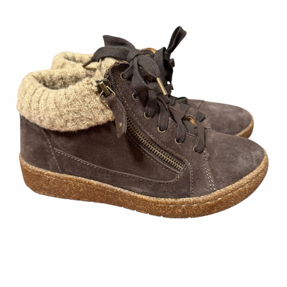 Aetrex Bonnie arch support sneaker in brown suede‎ with a knit cut off. Womens 7